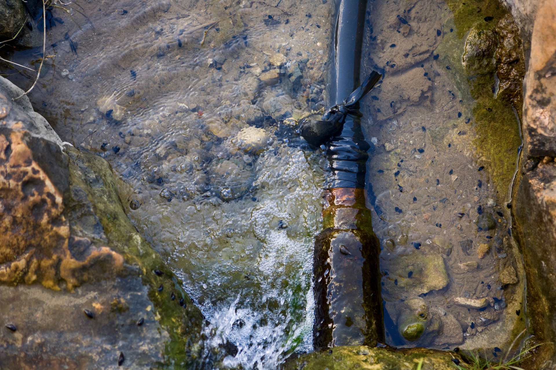 Tuyau à eau qui fuit