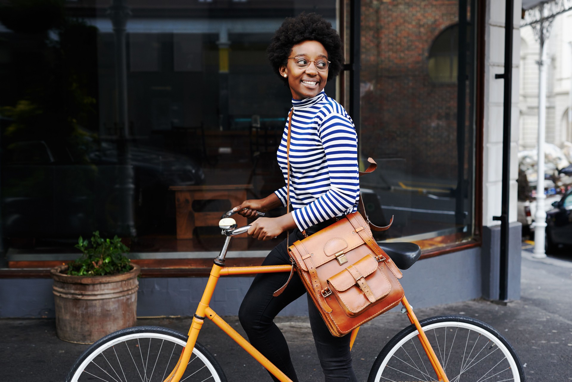 Femme souriant sur la ville