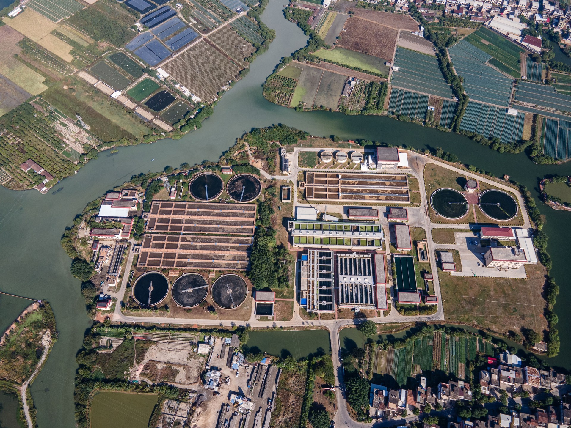 Station d’épuration automatique au bord de la rivière